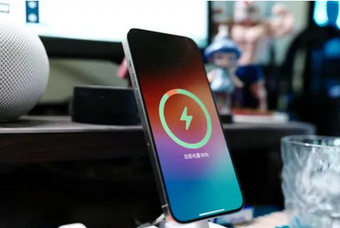 崇左苹果15换屏服务分享用什么充电器给iPhone15充电更好 